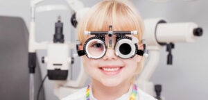 Les troubles visuels chez les enfants : comment repérer les premiers signes de problèmes oculaires