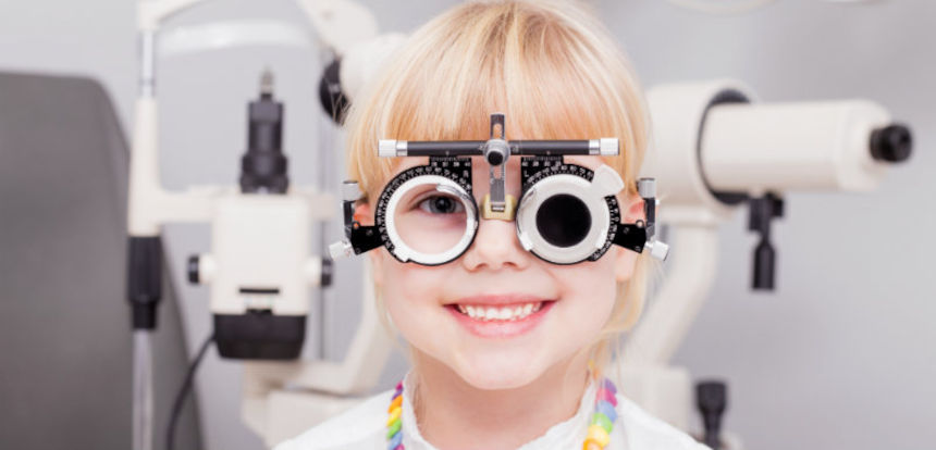 Les troubles visuels chez les enfants : comment repérer les premiers signes de problèmes oculaires