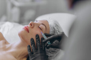 Rajeunir sans chirurgie : tout savoir sur les injections de toxine botulique et d’acide hyaluronique